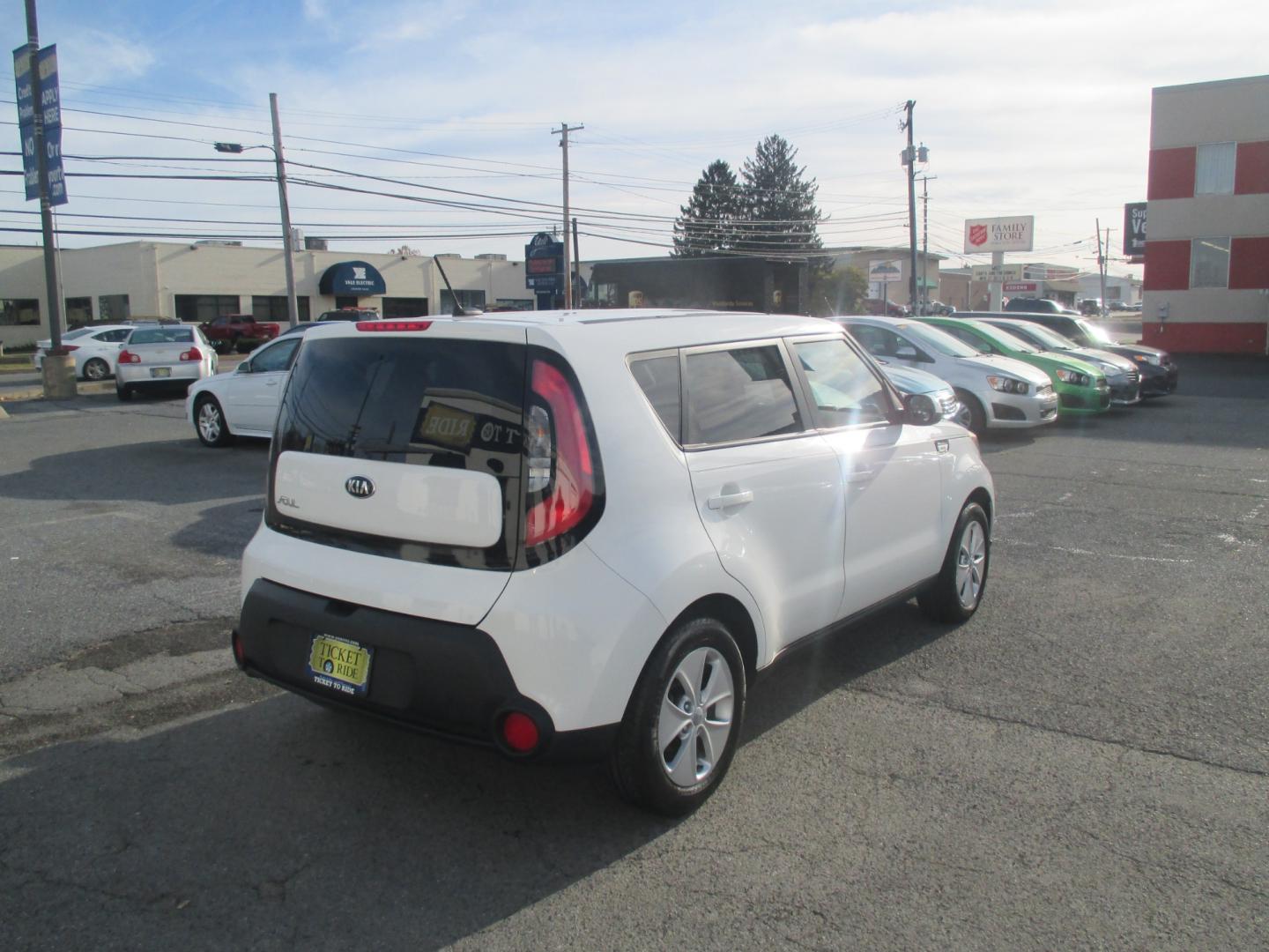 2015 WHITE Kia Soul Base (KNDJN2A23F7) with an 1.6L L4 DOHC 16V engine, located at 1254 Manheim Pike, Lancaster, PA, 17601, (717) 393-9133, 40.062870, -76.323273 - Photo#4